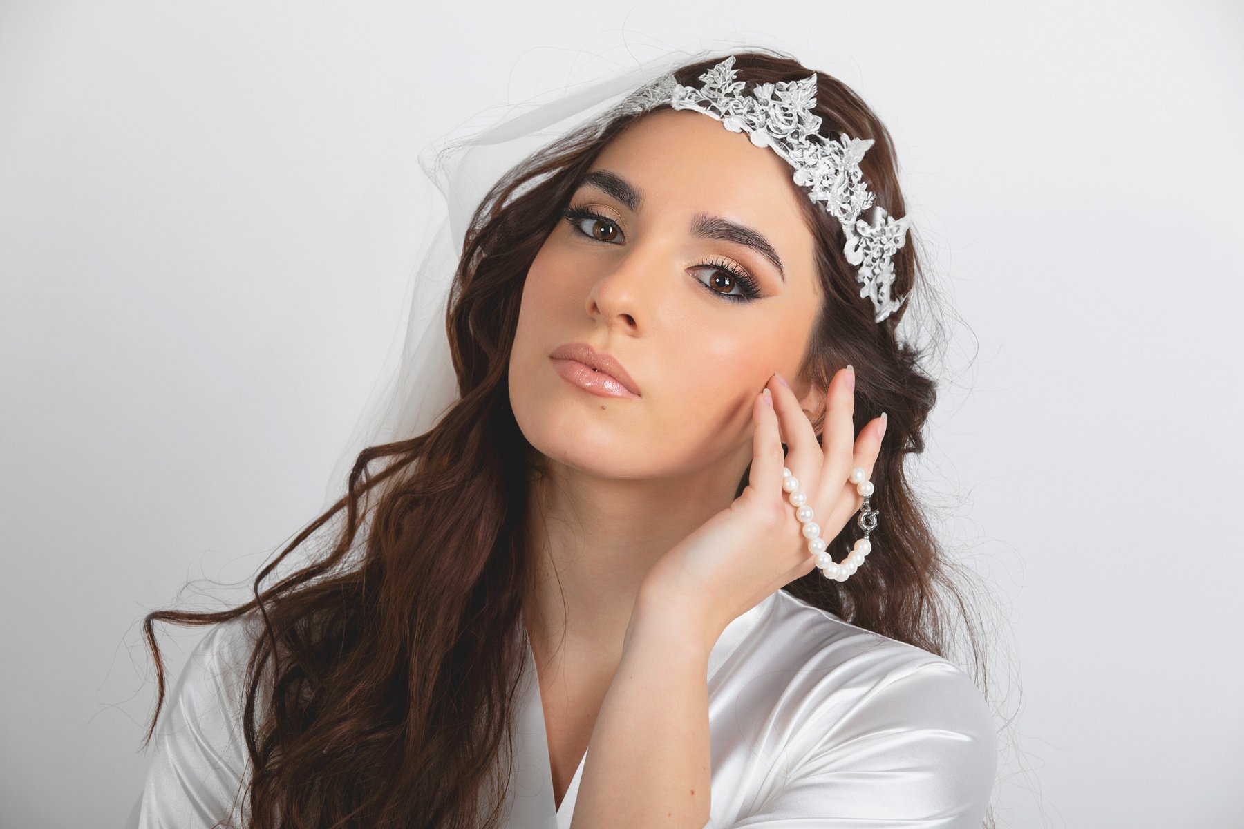 foto sposa che indossa un velo per il suo Matrimonio in Roma. Ritratto foto in studio del fotografo nozze in Roma Fabrizio Vinti